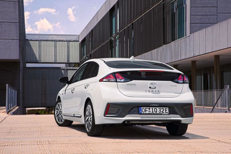 Neu an Bord des Ioniq Elektro ist das vernetzte Konnektivitätssystem „Hyundai Blue Link“.  (Hyundai)