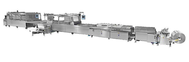Bild 1: Eine komplette Verpackungslösung deckt zahlreiche Arbeitsschritte ab. Im Bild ist eine Folienverpackmaschine zu sehen, die überbreite Folien für hohe Volumina an Aufschnittware handelt. (Bild: Multivac-Gruppe)