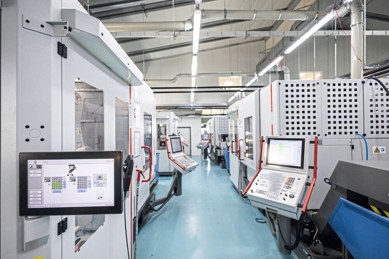 Eine Halle voller Hermle: hg medical vertraut auf die Präzision und den schnellen Service, den der Gosheimer Maschinenbauer verspricht. (Bild: Hermle)