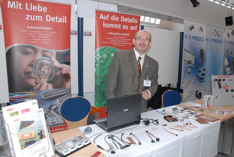 Wolfgang Mayer von ES&S Solutions zeigt ein LVDS-Anschlusskabel. (Archiv: Vogel Business Media)