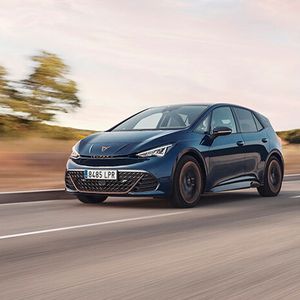 Seit November 2021 sind die ersten Born-Modelle auf deutschen Straßen unterwegs. Den Start machte die 150 kW/204 PS starke Version mit einer Akkukapazität von 58 kWh.(Bild:  Seat)