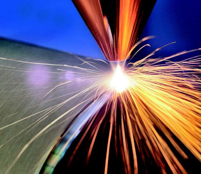 Das Extreme Hochgeschwindigkeits-Laserauftragsschweißen – Detailansicht des Aufschmelzprozesses. (Volker Lannert/Fraunhofer ILT)