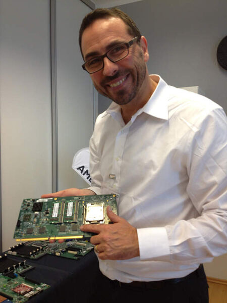 Abbildung 10: Andrew Feldmann präsentiert das Board für ein SM-1500-System, das sich mit sowohl mit Opeteron-Prozessoren von AMD als auch mit Intel-CPUs bestücken lässt, in München. (Bild: Ostler)