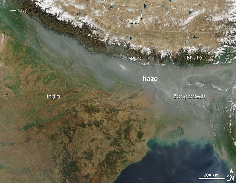 Eine riesige Schmutzwolke über Südasien: die Atmospheric Brown Cloud entsteht jedes Jahr während der Wintermonate durch die Verbrennung von Biomasse und fossilen Brennstoffen und verschwindet im Frühjahr wieder. (NASA, Jeff Schmaltz, LANCE/EOSDIS Rapid Response)