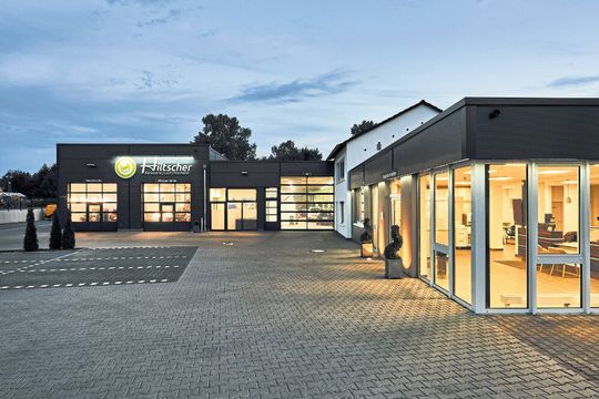 Auf dem 5.500 Quadratmeter großen Grundstück an der Scheidtbachstraße in Bergisch Gladbach entstand ein moderner Karosserie- und Lackbetrieb, der auch für den Autoservice gut gerüstet ist. (Bild:  Borgers)