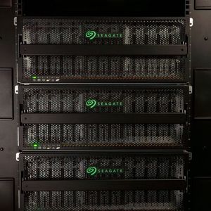 Die beiden Exos-Systeme unterscheiden sich in der Bautiefe: Das 4U100 nimmt bei 1,2 Metern Länge bis zu 100 Drives auf, das kürzere 4U74 bei einem Meter Baulänge bis zu 74 Drives.(Bild:  Seagate)
