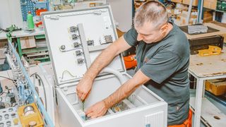 schrank-bearbeitung (Quelle: Rihatec Systemlösungen GmbH)