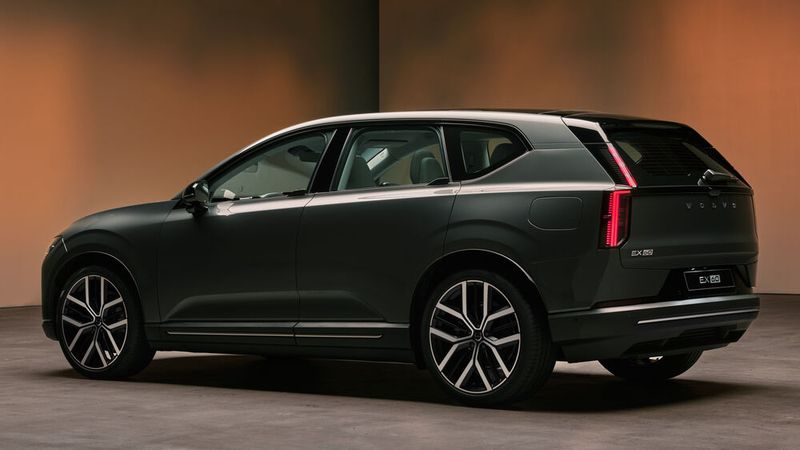 Der Volvo EX60 rollt ab dem Sommer zu den deutschen Volvo-Partnern. Bestellbar ist er ab sofort, allerdings nicht in allen Ausstattungsvarianten.   (Bild: Volvo)