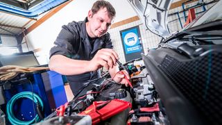 Dem wiederholten Vorwurf aus den Reihen der Kfz-Versicherer, dass Kfz-Werkstätten zu teuer reparieren, widerspricht das Kfz-Gewerbe Baden-Württemberg. Aufgrund anderer Vorgaben haben Betriebe kaum Spielraum bei der Kostenkalkulation. (Bild: ProMotor)