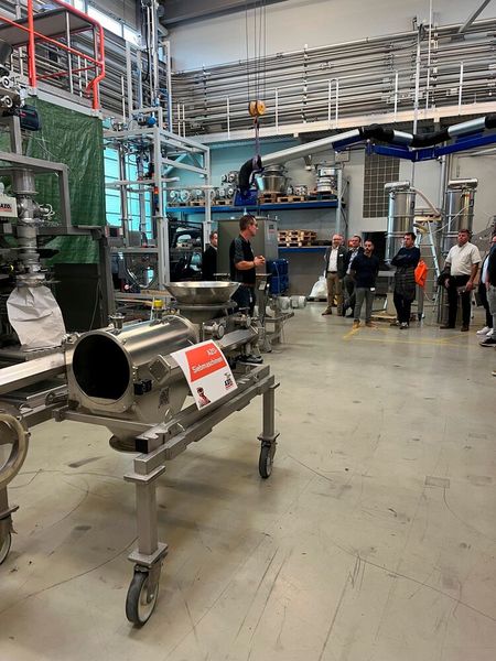 Im Test Centre haben die Kunden die Möglichkeit, die Azo-Geräte mit ihren eigenen Rohstoffen und Produkten zu testen. (Bild: Redaktion PROCESS)