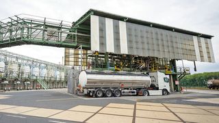 Etwa 700 Lkw und Tkw durchlaufen täglich in kürzester Zeit die Be- und Entladeprozesse im Industriepark Höchst. (Bild: Infraserv-Hoechst)