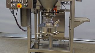 Zur Umstellung auf Kleingebinde wird das Gestell einfach in eine der vorhandenen Big-Bag-Befüllstationen eingestellt. (Bild: J. Engelsmann)