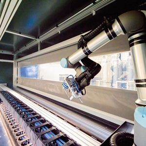 Ein Industrieroboter führt das Werkzeug, das die Grate an den Isolatoren abschleift. Hier befindet er sich in Ruheposition.(Bild:  SEW-Eurodrive)