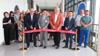 Dr. Alexander Wagner, CEO von Infraserv Höchst, Yiyang Huang, Generalkonsul der Volksrepublik China in Frankfurt am Main, Dr. Carsten Plüg, Leiter Innovation und Anwendung bei Susonity, und Fangchao Zhou, CEO von Chesir und Vorstandsmitglied der GNMI Group, bei der offiziellen Eröffnung des neuen Innovations- und Anwendungszentrums von Susonity im Industriepark Höchst in Frankfurt am 23. Juni 2026.  (Bild: Maik Reuß/ Susonity )