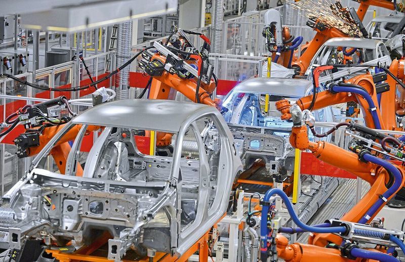 Der Fokus auf höhere Energieeffizienz und Nachhaltigkeit besteht seit vielen Jahren. Mit Gleichstromnetzen in der industriellen Produktion eröffnen sich auch für die Antriebstechnik neue Potenziale. (iStock.com/microolga)