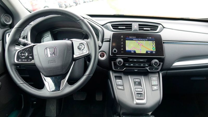 7. Das Cockpit: Das Alter des CR-V sieht man auch dem Cockpit an. Das hat Vorteile – wie die einfache Bedienung, aber auch Nachteile – wie die altmodische Grafik des Bildschirms mit seiner von Garmin beigesteuerten Navigationssoftware. Durch deren unzureichende Vernetzung mit dem Fahrzeug kann es passieren, dass das Navi beispielsweise ein anderes Tempolimit anzeigt als der Verkehrsschildassistent im Tachodisplay. (Bild: Rosenow/»kfz-betrieb«)