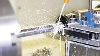 Kugelgewindetriebe kommen häufig in Drehmaschinen zum Einsatz. Die Modifikation der Stuttgarter Wissenschaftler soll nun deren Lebensdauer verlängern. (©industrieblick - stock.adobe.com)