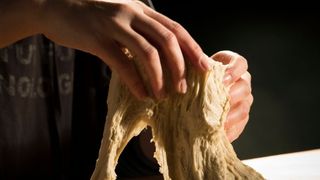 Beim Backen bleiben häufig Teigreste an der Arbeitsplatte, an Schüsseln oder Knetelementen kleben. Das führt in Bäckereien zu Produktionsausfällen.  (Amadeus Bramsiepe/KIT)