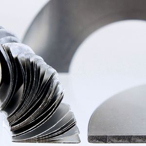 Bis zu 64 laminierte Folien sind zu Zwischenlagen mit einer Gesamtdicke bis 3,20 mm zusammengefasst. Die Einzelfolien werden abgezogen, bis der nötige Toleranzausgleich erreicht ist.