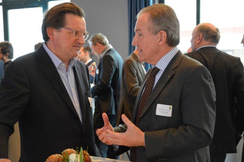 ZDK-Vorstand Stefan Vorbeck (li.) und Dirk Weddigen von Knapp, Vorsitzender und Geschäftsführer des Volkswagen- und Audi-Partnerverbands. (Achter / »kfz-betrieb«)