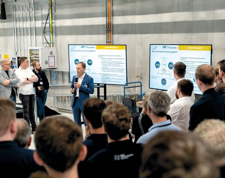 Olaf Sauer, Stellvertretender Institutsleiter, Geschäftsfeld Automatisierung und Digitalisierung am Fraunhofer IOSB, gab eine kurze Einführung in die Forschungsfelder am Standort. (Bild: Dominik Böhm - Fotokumpel)
