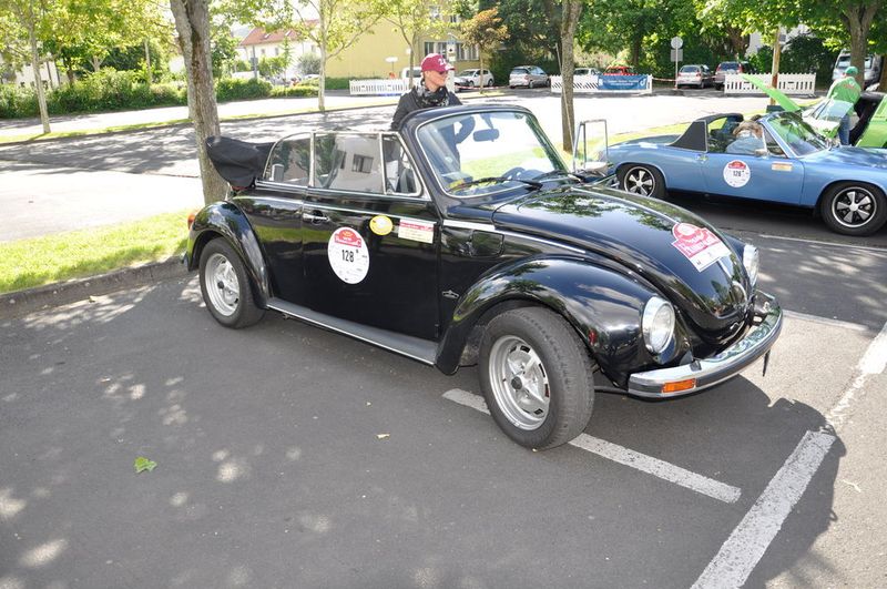 ... den obligatorischen VW Käfer, ... (Grimm/»kfz-betrieb«)