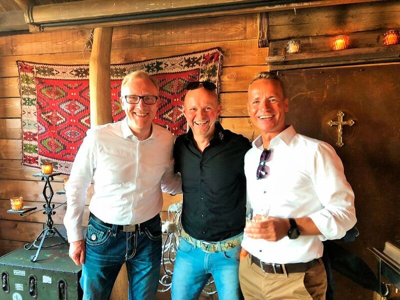 (v. l.) Olaf Kaiser, Jörg Pfeiffer und Harald Bootz kamen in Feierstimmung und freuten sich auf das Barbecue. (dbc (deutschlands business-cloud))