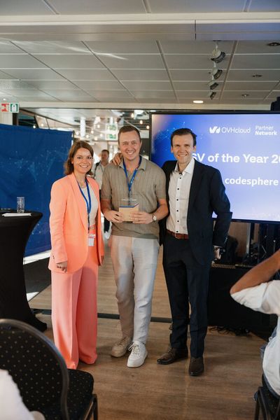 Codesphere ist Independent Software Vendor (ISV) of the Year 2026. Partner Manager Timo Bräutigam (m.) nimmt den Preis von Helen Wohlfahrt-Kuhn und Robert Jandt (Lead Cloud and Outsourcing Solutions bei OVHcloud Deutschland) entgegen. (Bild: Patrick Hess)