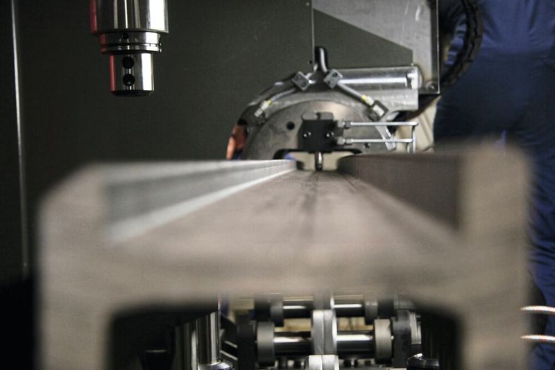 The turning device specially developed by SSB-Maschinenbau turns the forklift profile for the respective clamping position. On this SSB-Maschinenbau-VPZ system, there is no need to re-clamp or retool. This shortens the machining time, and the accuracy of the machining remains consistently high. (Image:SSB-Maschinenbau)