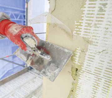 Anputzen des neuen Armierungsgewebes auf der Dämmplatte.(Bild: Henning Scheffen Photography)