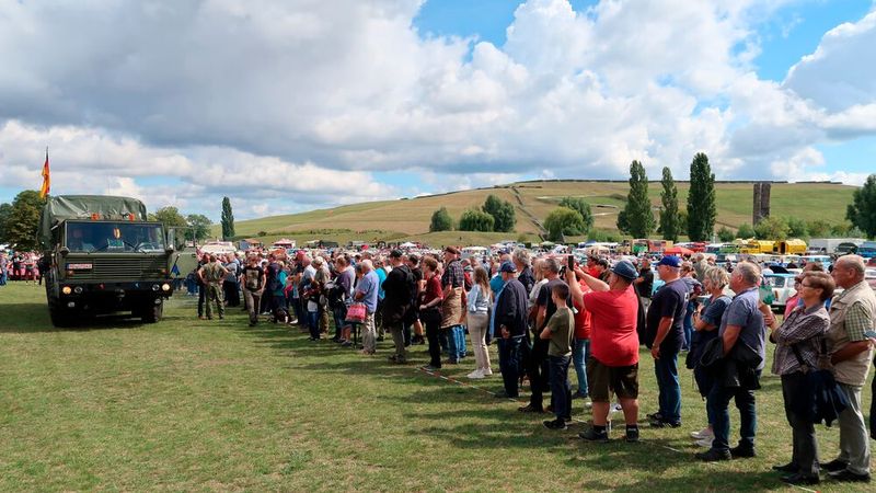 … und während der ausführlichen Präsentation mit Moderator und staunendem Publikum. (Bild: Diehl)