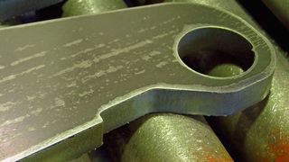 Gratfrei und sauber verrundete Dickbleche: Die Zeisler-Metallbearbeitung profitiert vom automatisierten Entgraten und Schleifen auf Maschinen von Weber.  (Bild: Dietmar Kuhn)