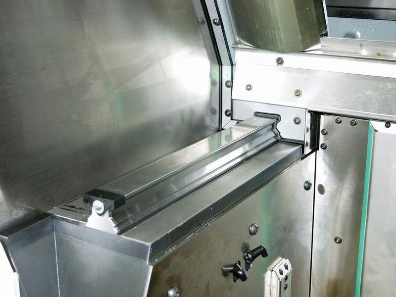Bild 2: Eine von drei Rexroth-Rollenschienenführungen im Y-Schlitten einer C 20 UP. (Archiv: Vogel Business Media)
