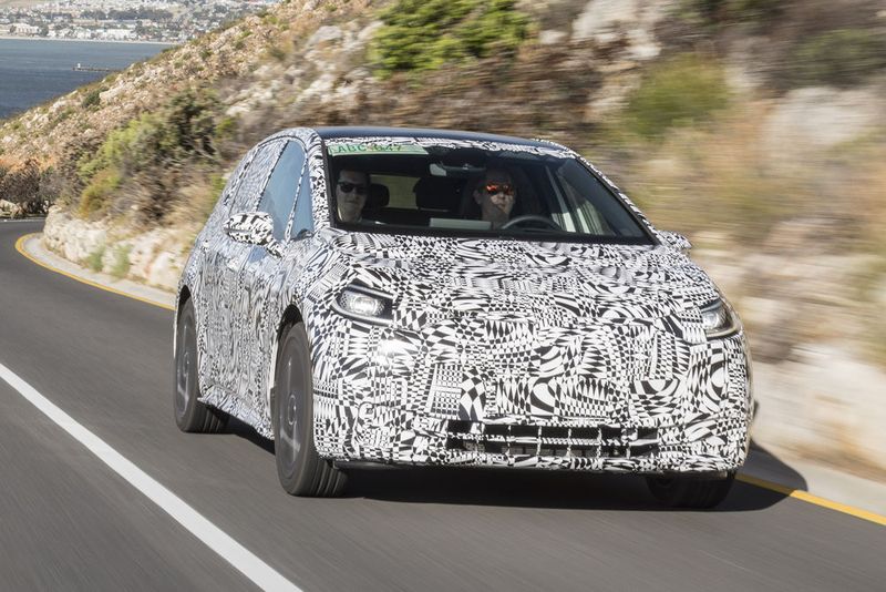 Noch kann man unter der Tarnfolie des Prototypen den VW ID Neo nur erahnen.  (Bild: Volkswagen)