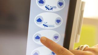 Das Klinikbett der Zukunft ist vernetzt. Im Krefelder Krankenhaus Maria-Hilf lassen sich 76 Betten über Bluetooth an einen Multi-Media-Terminal anschließen. – ,ittels der OpenBus Technologie von Linak. (Bild: Linak)