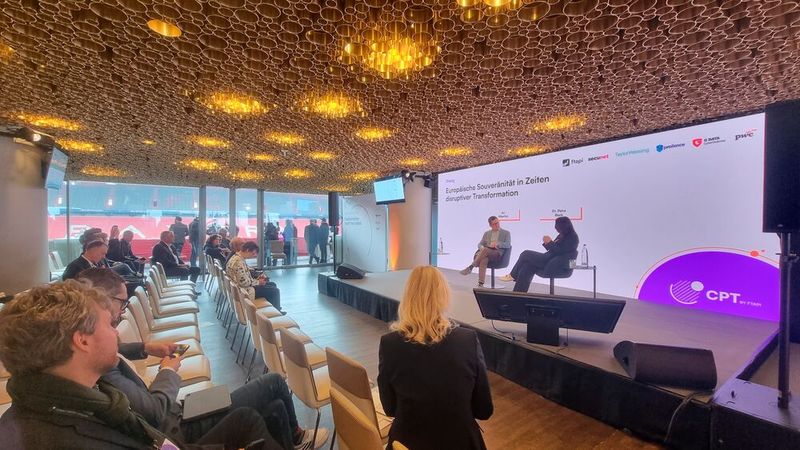 Die Transformationsforscherin gab während des Gesprächs kleine Lifehacks für mehr Mut in Zeiten radikaler Umbrüche. (Bild: © Serina Sonsalla)