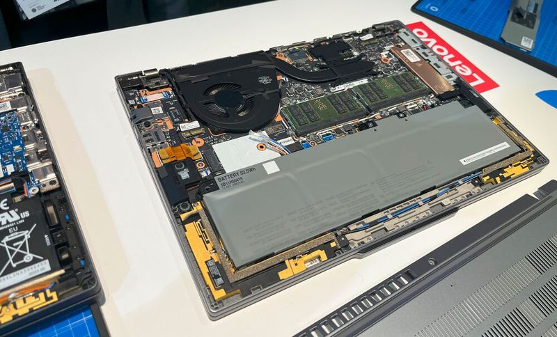 Auf dem MWC zeigt Lenovo die Reparaturfreundlichkeit der neuen Thinkpad-T-Modelle. Der Akku ist zum Schutz ver Beschädigungen in ein robustes Gehäuse gepackt. (Bild: Vogel IT-Medien)