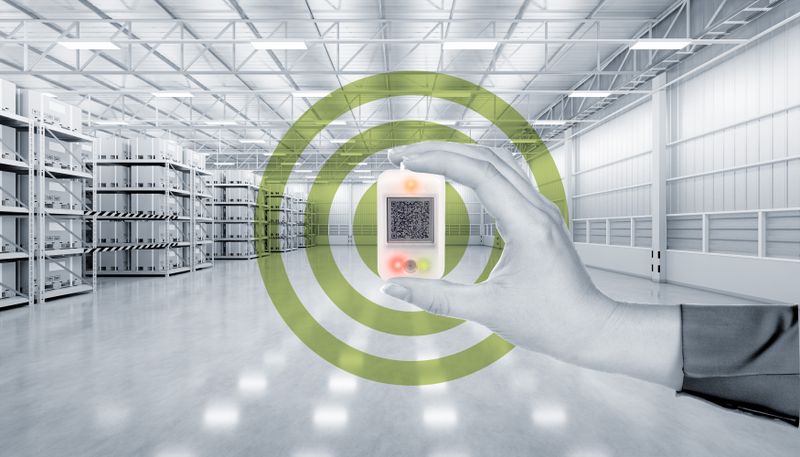 Durch das Zusammenspiel der Hardware-Komponenten wie dem loopa.Beacon und loopa.Locator entsteht eine vollumfängliche Lösung: Echtzeit-Tracking, automatische SAP-Buchungen, Pick-by-Light und KI-gestützte Analyse für durchgängige, effiziente Materialflüsse. (Quelle: DifferR/Adobe Stock; IoT Business Solutions GmbH)