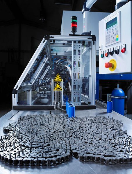 Neue Maschine für verlängerte Bolzen.  (Bild: Iwis)