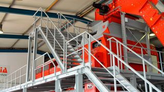 Der Breitverteiler (Disc Spreader) im neuen Westeria-Technikum nimmt in Bildmitte den geförderten Materialstrom auf. (Bild: Westeria)