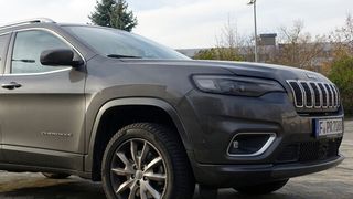 Der Jeep Cherokee Overland kostet mit allen Extras 54.680 Euro. (Achter/»kfz-betrieb«)