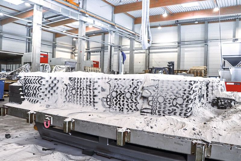 Druck der Meristem Wall nach dem Binder-Jetting-Verfahren. Dabei wird pulverförmiges Ausgangsmaterial mit einem Kleber zu einem neuen Werkstück verbunden.  (Bild: voxeljetAG)