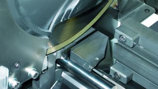 Die hohen Vorschübe beim Trennen von Rohlingen, so etwa 28 mm/min bei einem Rohlingsdurchmesser von 16 mm, sind das Ergebnis einer gelungenen Symbiose von innovativer Trennmaschine und optimierter Trennschleifscheibe. (Archiv: Vogel Business Media)