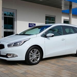 Das Design des kompakten Kombi gefällt an der Front durch moderne Linien. Vorbei die Zeiten als der Koreaner für die Auferstehung des Barock stand.