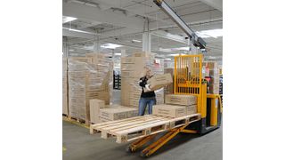 Die Kommissionierhilfe Eco-Pick ermöglicht durch die Unterstützung des menschlichen Bewegungsablaufs eine über den gesamten Arbeitstag hinweg gleichbleibende Leistung des Mitarbeiters. Bild: Gebhardt Transport- und Lagersysteme (Archiv: Vogel Business Media)