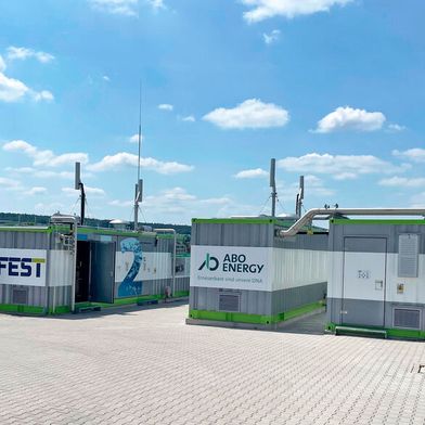 Das Wasserstoffprojekt in Hünfeld-Michelsrombach besteht aus Elektrolyseur, Tankstelle und Trailer-Abfüllstation. (Bild: Jumo)