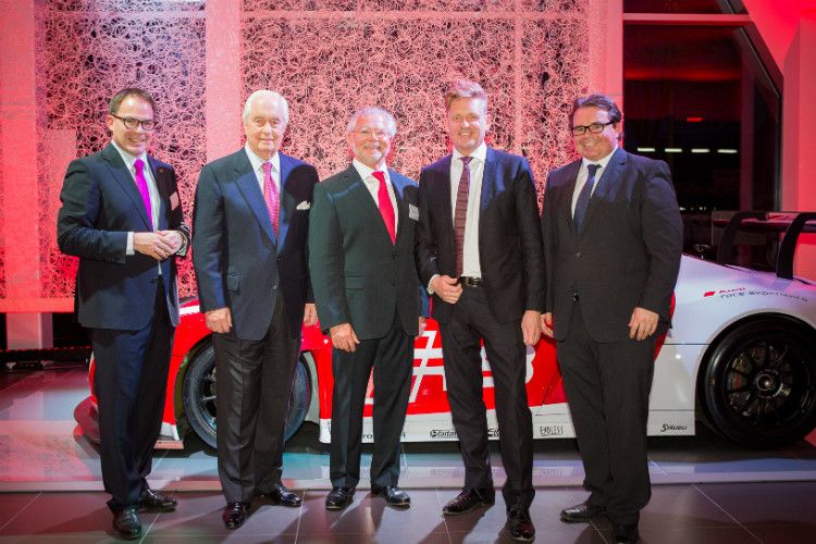 Freuten sich über den neuen Audi-Terminal in Geilenkirchen (von links): Juniorchef Daniel Jacobs, Jacobs-Partner Roger Penske, Seniorchef Günter Jacobs, Wayne Griffiths, Leiter Vertrieb Deutschland bei Audi, sowie Juniorchef Patrick Jacobs. (Foto: Jacobs)