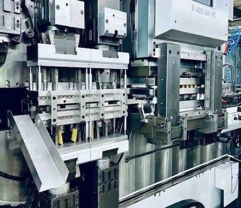 In einer Kooperation bieten Bihler und Meusburger standardisierte Stanzbiegegestelle mit Meusburger-Normalien für Bihler-NC-Pressen an. (Bild: VCG/Finus)