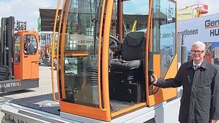 Ralf Jestädt, geschäftsführender Gesellschafter der Hubtex Maschinenbau GmbH & Co. KG, vor dem neuen Seitenstapler, den es wahlweise mit Diesel-, Gas- oder Elektroantrieb gibt.  Bild: Kroh (Archiv: Vogel Business Media)