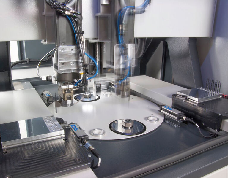 Die Ansprüche an die Beschriftungsprozesse sind in der Medizintechnik hoch, deshalb arbeitet diese Laseranlage vollautomatisch mit optischer Teileerkennung und zwei Robotergreifern. (Acsys Lasertechnik)